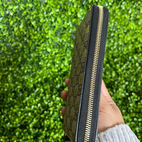 Like new Gucci Supreme Bee long wallet with zipper, with dust bag only - Picture 4 of 9